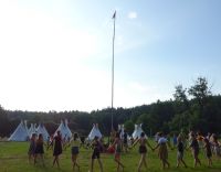 Zahájení tábora a společné vztyčení stožáru s vlajkou.