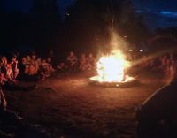 Slavnostní divošský oheň na závěr tábora.